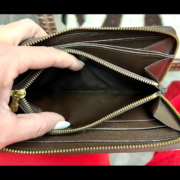 Authentic Louis Vuitton Damier Zippy Wallet - Picture 7 of 8